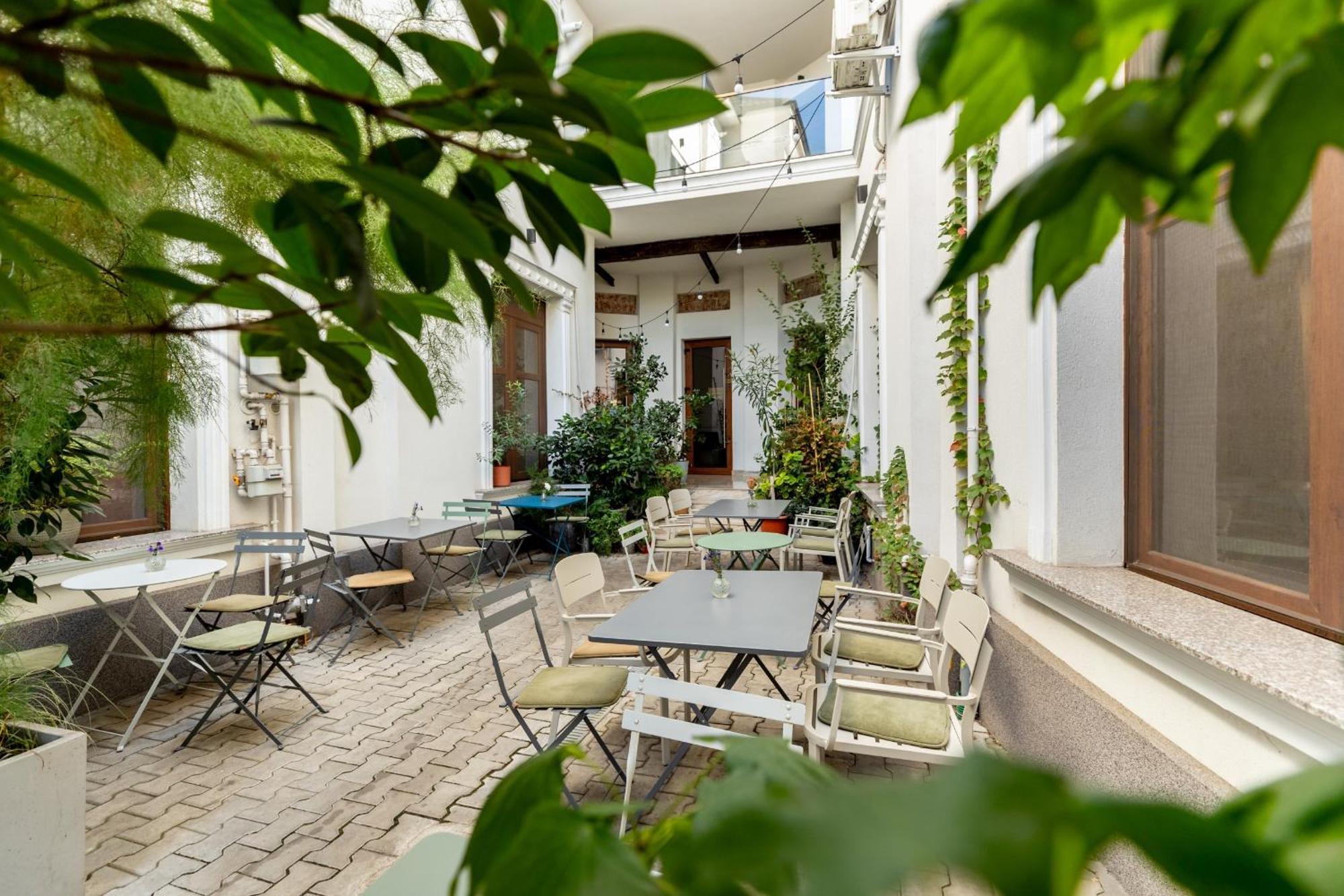 Home Away From Home - Modern & Cozy Apartments Near Vibrant Unirii Area Bucarest Extérieur photo