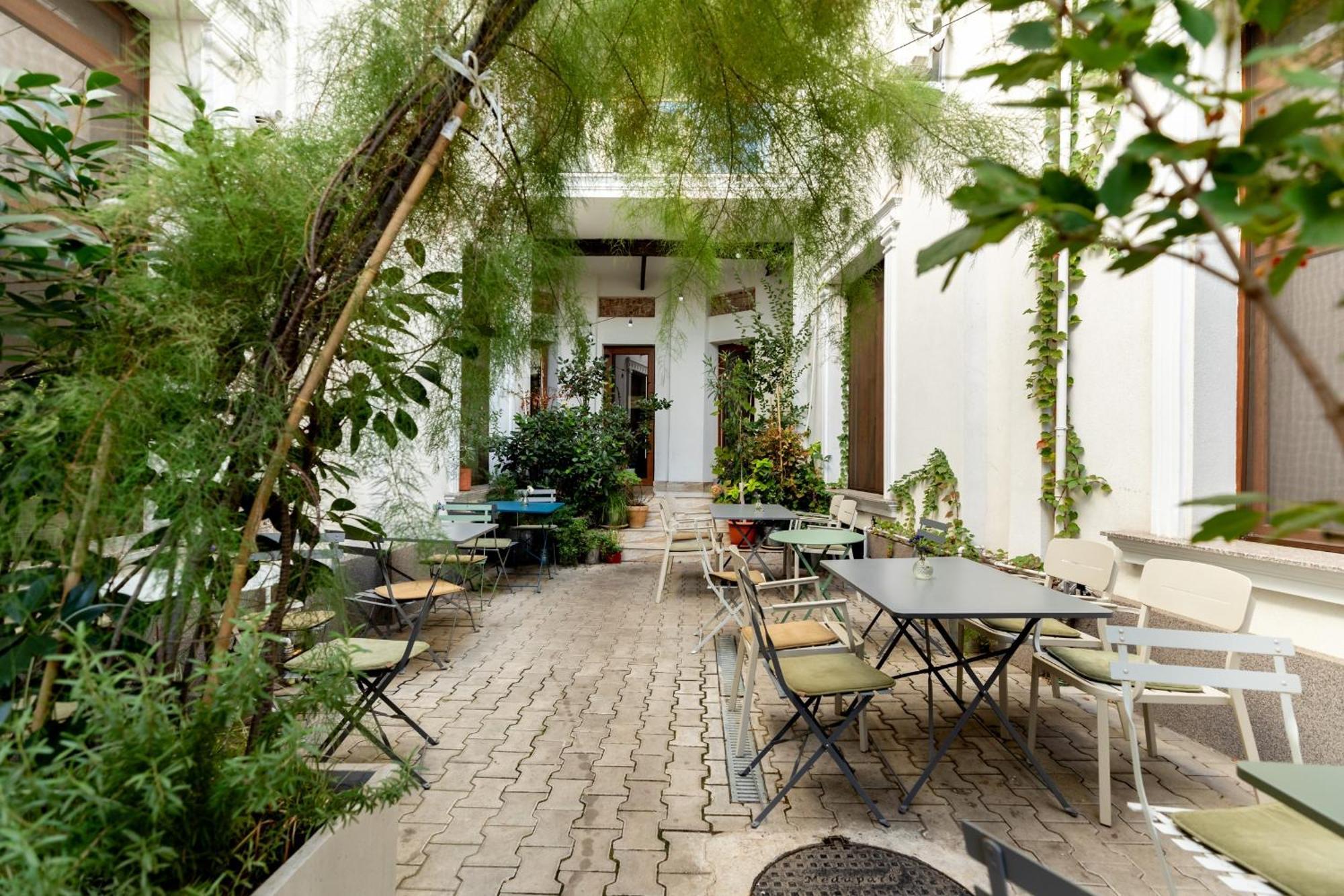 Home Away From Home - Modern & Cozy Apartments Near Vibrant Unirii Area Bucarest Extérieur photo