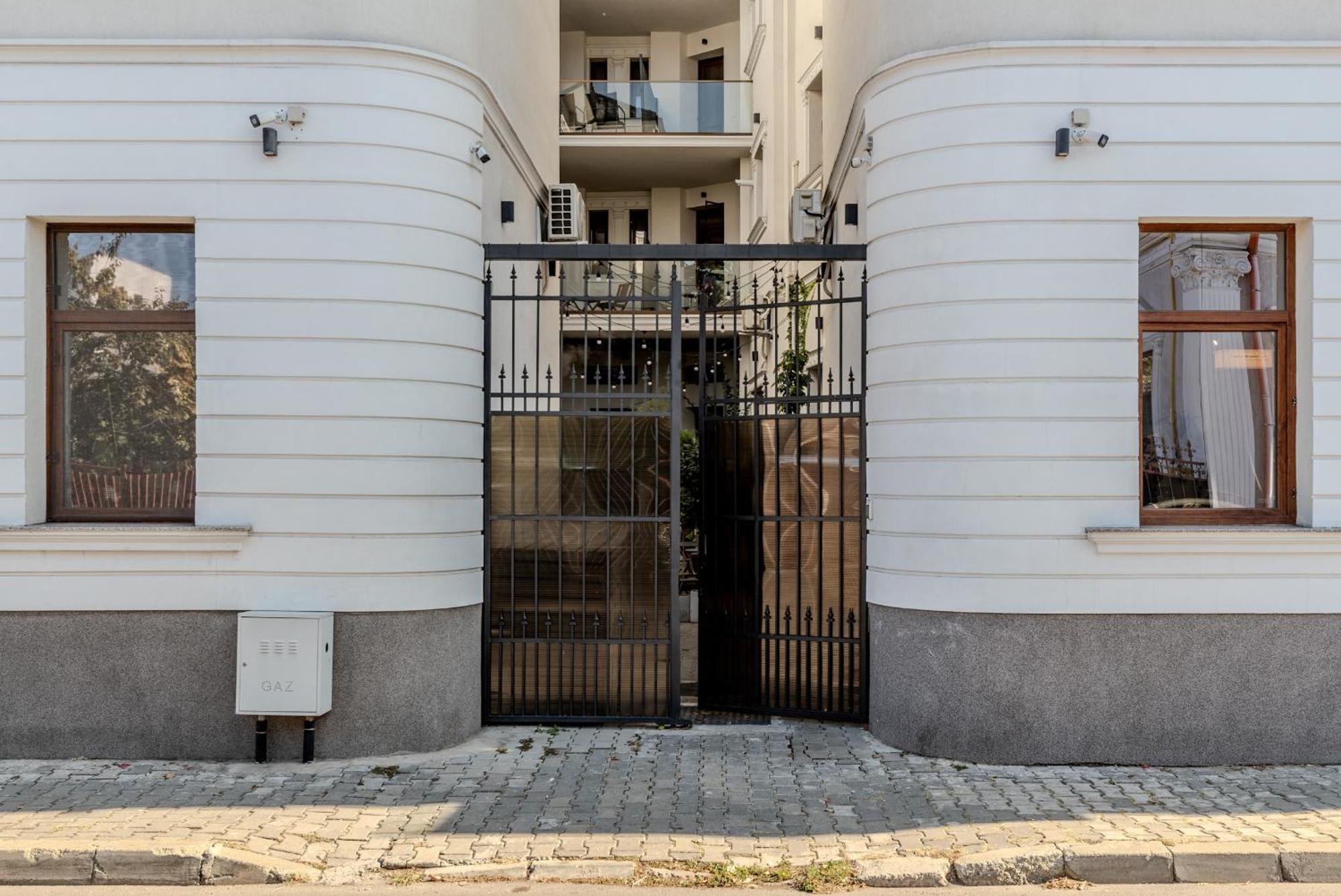 Home Away From Home - Modern & Cozy Apartments Near Vibrant Unirii Area Bucarest Extérieur photo