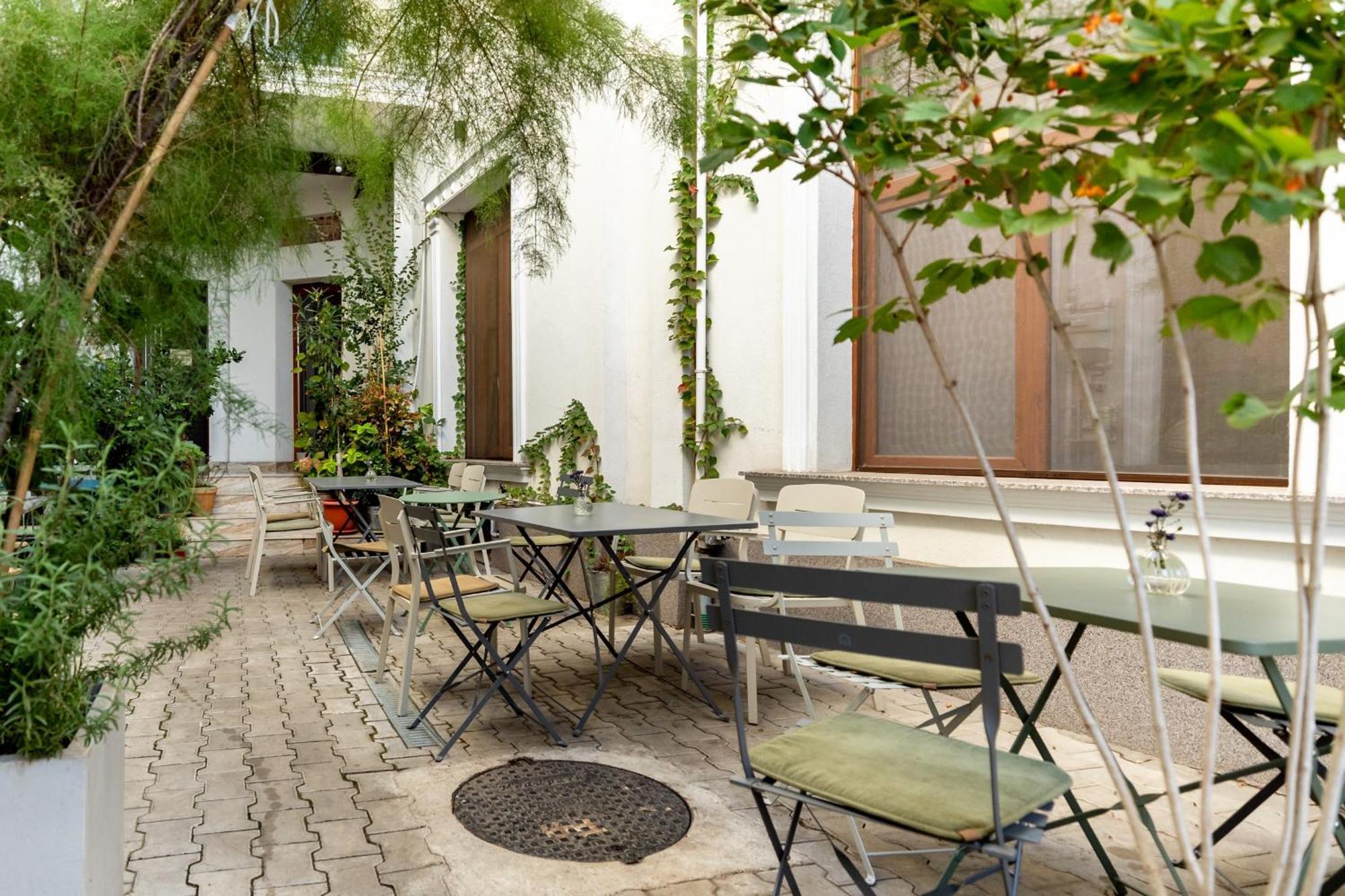 Home Away From Home - Modern & Cozy Apartments Near Vibrant Unirii Area Bucarest Extérieur photo